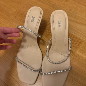 Zara klackskor - Så fina klackar från Zara med strass. En diamant saknas och de är i storlek 37💕