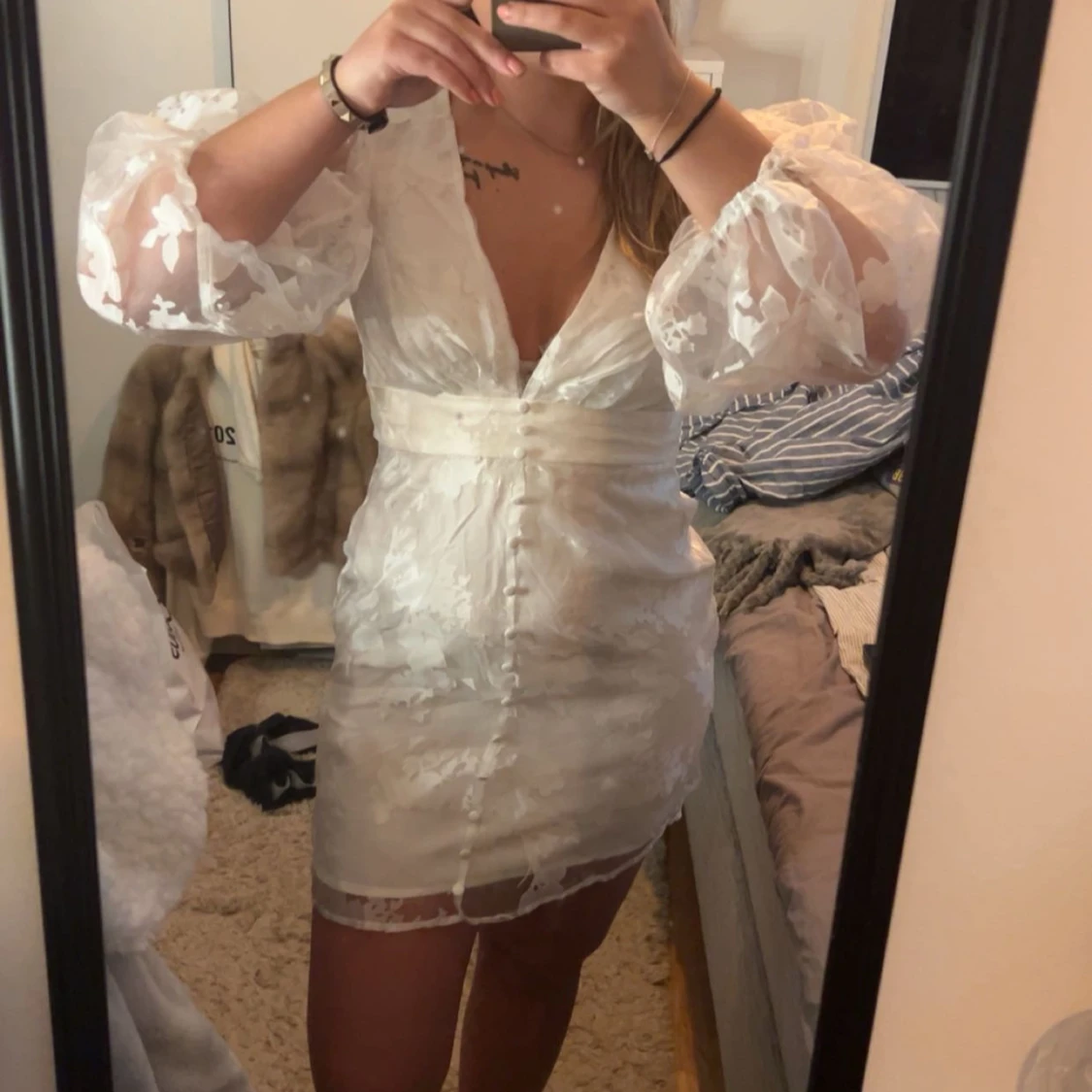 Vit kortklänning med puffärmar (STUDNETKLÄNNING)  - 90