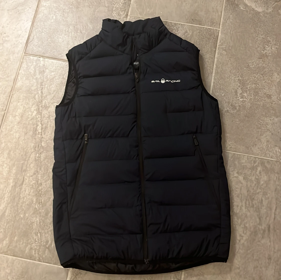 Marinblå dunväst från Sail Racing