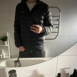 Mörkblå dunjacka från Morris  - Säljer en mörkblå dunjacka från Morris i storlek medium. Den är i väldigt bra skick (inga defekter). Nypris 2800