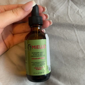 Mielle Rosemary Mint Scalp & Hair Strengthening Oil - Mielle Rosemary Mint Scalp & Hair Strengthening Oil är en närande hårolja berikad med biotin och rosmarin. Perfekt för att stärka och vårda hår och hårbotten. Lite mer än halva kvar (röda sträcket)