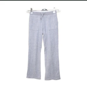 Grå mjukisbyxor med fickor - Bekväma grå mjukisbyxor med breda ben och praktiska fickor fram och bak. Byxorna har en dragsko i midjan för justerbar passform. Perfekta för en avslappnad stil.  Dom är jätte sköna och är svårt att få tag på i barn storlek, storleken är 134/140 och dom kostar 400 och jag köpte dom för 800 kr🙏🏻 vill Järna ha dom köpt så snabbt så möjligt😍