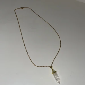 Kristall halsband - Fejk guld, kristall halsband tror det är en bergs kristall. Köpte för 79kr säljer för 50kr + frakt. 