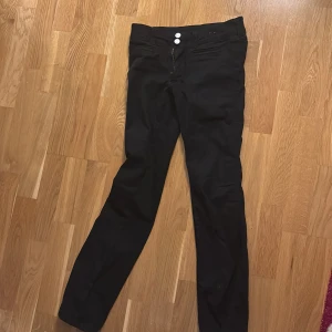 Svarta bootcut - Snygga populära jeans från HM. Low waist och bootcut❤️för små för mig 