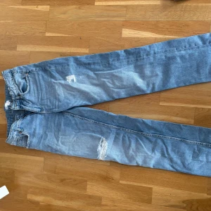 Blå jeans - Säljer dessa ginatricot straghit jeans💕🕺har ej bild på mig eftersom det är för små👌🏻 midjemått 30 och innebenslängd 70