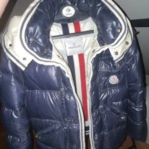 Moncler Branson Xs - Moncler Branson Size xs som ny i skick inte använd alls mycket typ 1 månad, köpt från garmsmarket så ultralegit