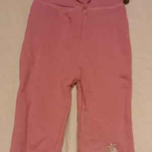 Rosa mjukisbyxor för barn - Söta rosa mjukisbyxor för barn från Mini. Byxorna har en bekväm passform med resår i midjan och en liten stjärndetalj vid benet. Perfekta för lek och mysiga stunder.