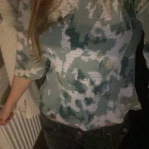 Grön och vit mönstrad topp - Säljer en tröja jag inte längre använder! Säljer för 100kr