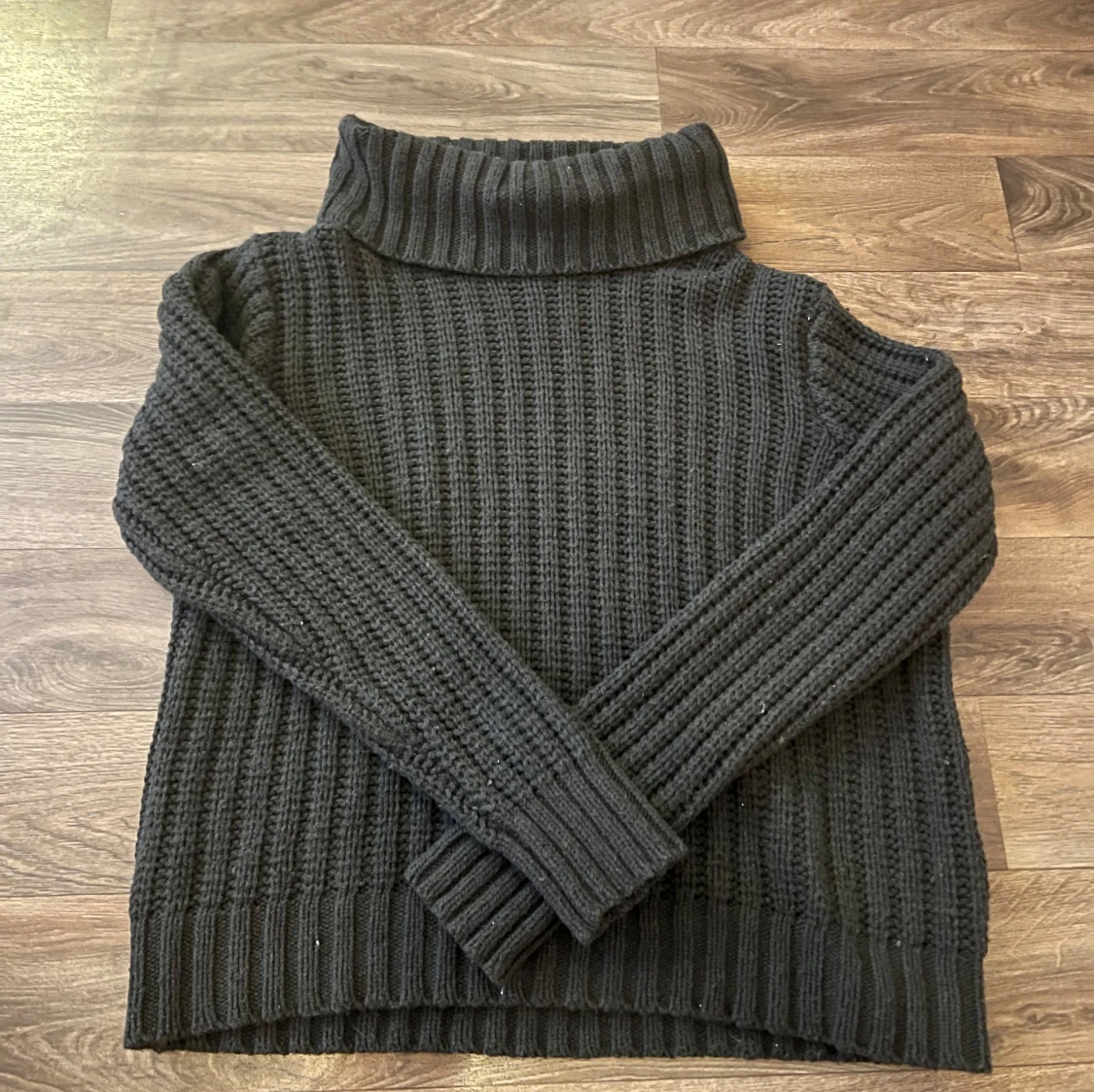 Mörkgrön stickad polotröja