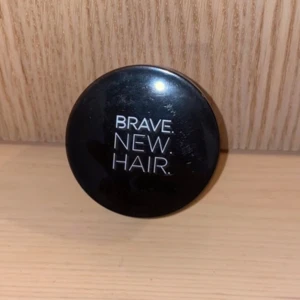 Brave New Hair Reboot Mask - En närande hårmask från Brave New Hair, speciellt framtagen för torrt och skadat hår. Produkten kommer i en rund burk med svart lock och har en krämig konsistens. Perfekt för att återfukta och reparera håret.