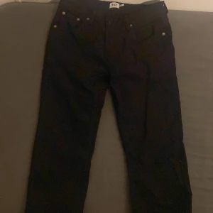 Svarta jeansbyxor - Snygga svarta jeansbyxor med klassisk design. De har en normal passform och är perfekta för en stilren look. Midjemått är w31 och längd l32.