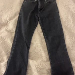 Svarta jeans med låg midja - Snygga svarta jeans med låg midja och bootcut. Kommer inte ihåg vart jag köpte de. Väl använda men har inga defekter. Pris går att diskuteras.