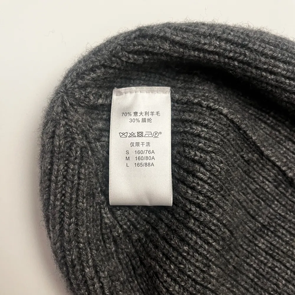Säljer en klassisk mörkgrå mössa från Acne Studios. • Färg: Mörkgrå • Material: 70% ull, 30% akryl • Skick: Begagnad, men i mycket fint skick • Detaljer: Har den ikoniska Acne Studios-loggan på framsidan Perfekt för att hålla dig varm med stil under kallare dagar. Mössan är unisex och lätt att matcha med vilken outfit som helst. Kommer från ett rök- och djurfritt hem. Hör gärna av dig om du har några frågor!. Asusteet.
