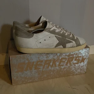 Golden goose artchive  - Hej! säljer nu ett par riktigt feta golden goose för att dom har blivit försmå. Dom är använda men har mycket kvar att ge skick 7,5-10 box följer med. Ny pris cirka 6000 mitt pris 1600 pris kan diskuteras. Bara att höra av sig vid funderingar!!🔥🔥