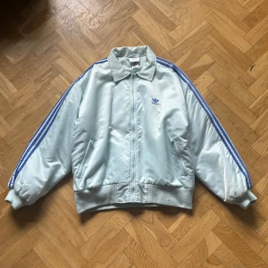 Vintage 1990s adidas bomber jacka  -  sällsynt och unik vintage adidas jacka från 90talet i mycket bra skick. Ända som finns att anmärka på är en kaffefläck som går bort i tvätten (se sista bilden)  Storlek XL