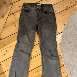 Grå jeans med bootcut - Snygga grå jeans med bootcut-stil. De har en klassisk femficksdesign och en knapp- och dragkedjestängning. Perfekta för en avslappnad look.
