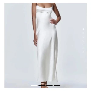 Långklänning - Säljer exakt denna klänning fast i SVART färg. Så fin men kommer tyvärr inte till användning av mig. Är villig att diskutera priset, den kostar 800 från början💗