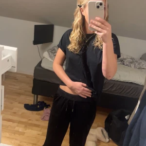  Säljer mina svarta juicy - Svarta juicy säljer p.g.a kommer inte till användning. Använt få gånger som nya. Är lite långa på mig som är 167 cm
