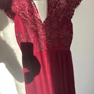 Balklänning S - Balklänning använd 1 dag. Knappen saknas på baksidan av klänningen men någon pysslig kanske kan fixa den så denna fina klänning kan komma till användning igen. Annars är den i nyskick. Uppsydd så den passar perfekt på mig som är 160 cm. Köpt på bubbleroom för runt 1000 kr om jag minns rätt.