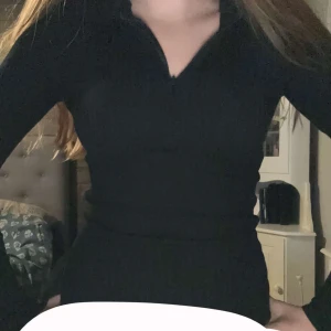 Svart långärmad tröja från Zara - Snygg svart långärmad tröja från Zara i en tight passform. Perfekt för en stilren look. Tröjan är enkel och mångsidig, vilket gör den lätt att matcha med olika outfits. Använd en gång.