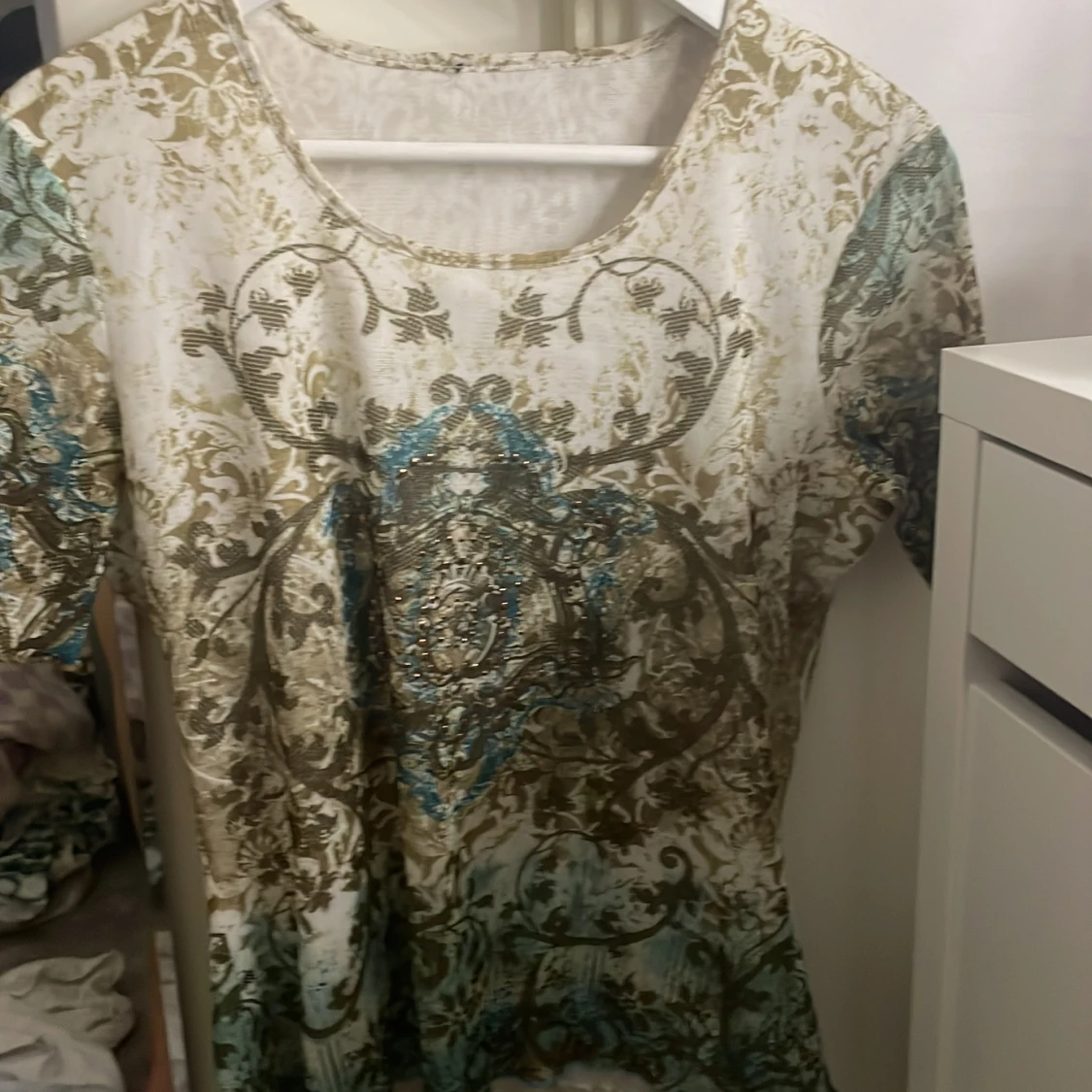 Mönstrad topp med paljettdetaljer