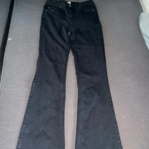 Svarta bootcut jeans - Från Cubus, använda men tagit väl hand om.