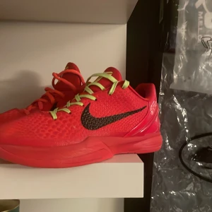 Kobe 6 reverse grinch  - Ett par Kobe 6 i storlek 45 och ett skick på 9,5/10 nästan oanvända. Perfekta basket skor skriv om frågar om pris och liknade.