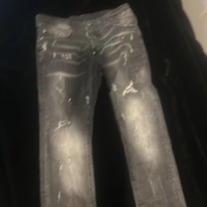Dsquared2 jeans - Säljer feta svart och grå dsquared jeans. Sitter väldigt fint, och är bra för våren som är runt hörnet nu. Va inte rädd över att skriva ifall du undrar något.😁