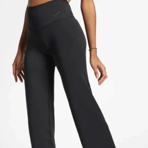 Svarta träningsbyxor från Nike - Snygga och bekväma svarta träningsbyxor från Nike med medelhög midja och en loose passform. Skriv privat för fler bilder💖.