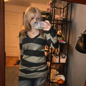 Grå och svart randig tjocktröja❤️ - Super fin lång tjocktröja med v rigning❤️ passar perfekt till vintern:)