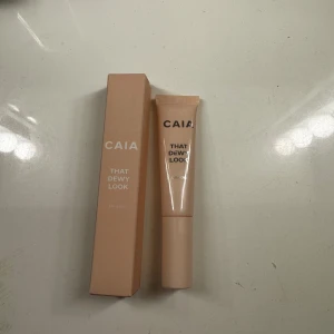 CAIA That Dewy Look eye gloss  - CAIA That Dewy Look är en eye gloss i en ljusrosa tub. Den ger en fräsch och daggig finish. Förpackningen är stilren och elegant.