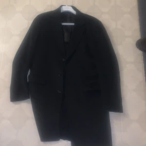 Svartgrå rock från These Glory Days - Elegant svart rock från These Glory Days. 100%ull