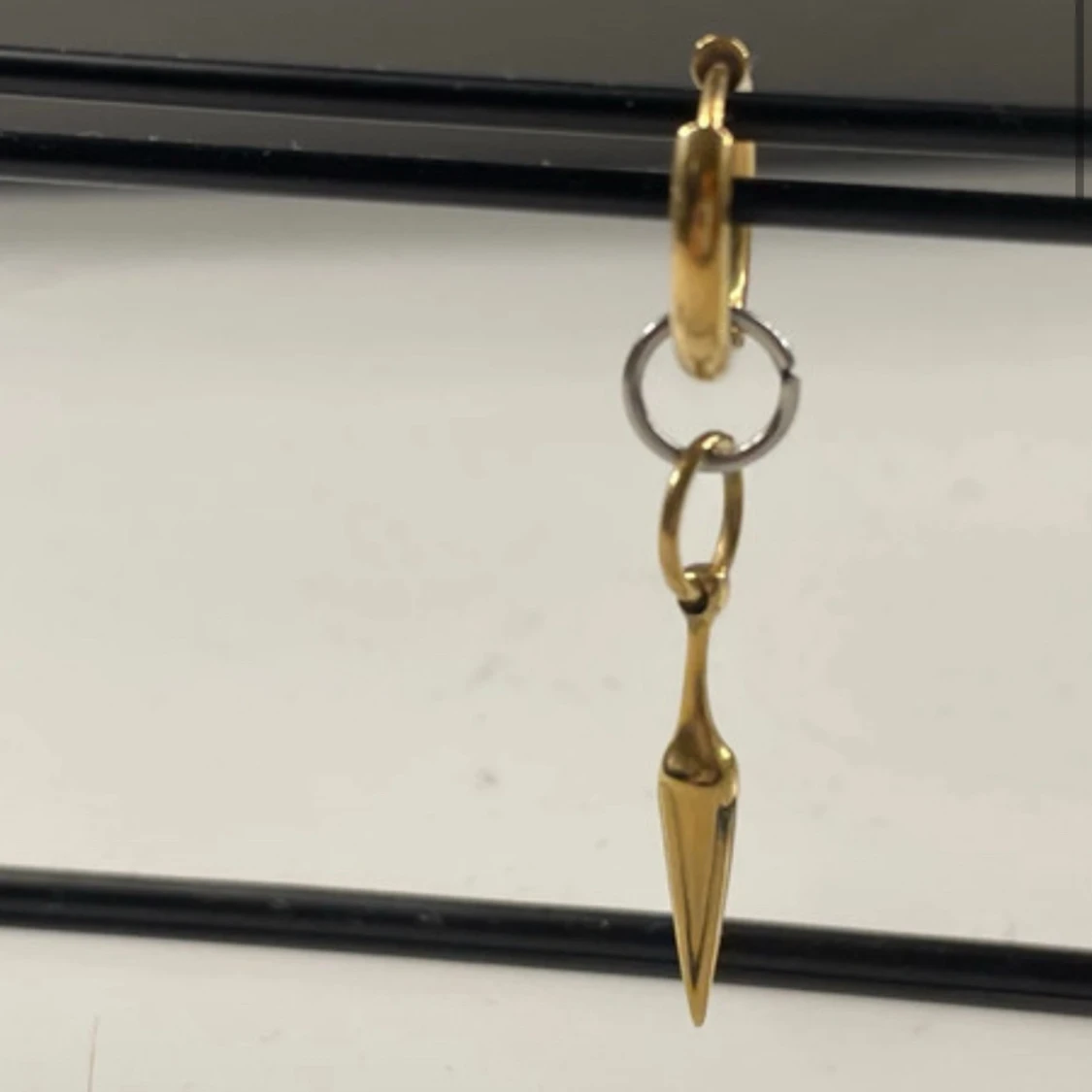 Guldörhänge med spetsig hängande detalj