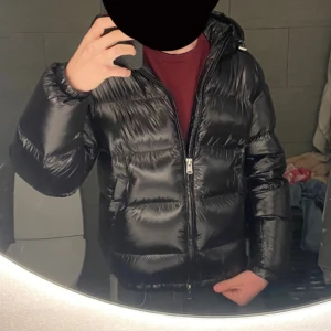 Zara puffer jacka - Den virala Zara puffer jackan! Helt ny med etikett vid sidan av. Skickas i orginal kartong. SLUTSÅLD ÖVERALLT!! Hör av er vid minsta fundering!!