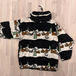 Vintage Crazy Fleece - - Mysig fleece med vinterlandskap i svart, vitt och brunt. Tröjan har en hög krage med dragsko och långa ärmar. Perfekt för kalla dagar!