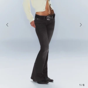 Weekday lågmidjade svarta jeans - Slutsålda svarta bootcut jeans från weekday med låg midja. I nyskick med lappen och kvitto kvar❤️De är stretchiga och Innerbenslängden är ca 75 cm och midjan är 29cm rakt över😍🔥