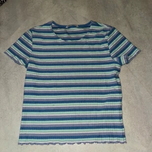 Randig topp från ONLY - Tröjan är figursydd och i storlek M. 