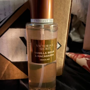Victoria’s secret body mist - Säljer då lukten inte passar mig, fick nyss hem de i posten! Helt ny i oöppnad kartong!  Nypris - 288kr + 110kr frakt  