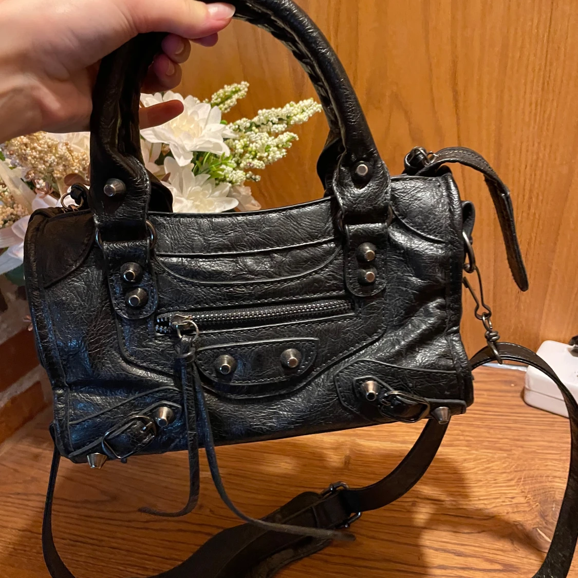 Svart väska med nitar