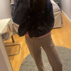 Beige mjukisbyxor - Säljer ett par bekväma beige mjukisbyxor från 157. Byxorna har en elastisk midja med snörning för justerbar passform. Perfekta för en avslappnad stil.