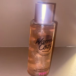 Warm & Cozy Shimmer Mist från PINK - Pink Warm & Cozy shimmer mist soft Vanilla Victoria's secret Beauty 250ml Se bild för mängd