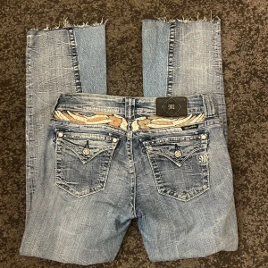 Miss Me jeans - Lågmidjade bootcut miss me jeans (har sytt bootcuten själv)💕Midjemått: 40 cm tvärs över. Innerbenslängd: 77cm. Säljer då de är för stora på mig. 