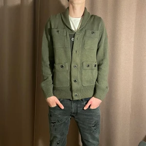 Stickad cardigan  - Säljer en stickad cardigan som är i ett bra skick! Storlek S! Hör gärna av dig om du har frågor!