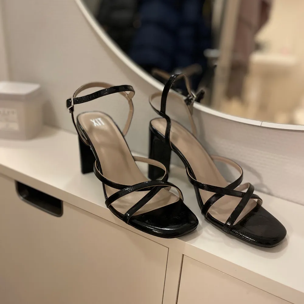Jätte fina klackar i nyskick från din sko💗Använda fåtal gånger, säljer då dom ej kommer till användning. Storlek 38. Hör av er till mig om ni har någon fråga💗Nypris 550 kr, mitt pris 300+frakt💗. Kengät.
