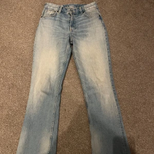 Ljusblå jeans från Zara - Säljer ett par ljusblå jeans från Zara i storlek 38. De har en klassisk straight fit och är perfekta för både vardag och fest. Jeansen är i bra skick och har en snygg tvätt som ger en avslappnad fit!!🌸💞🥰