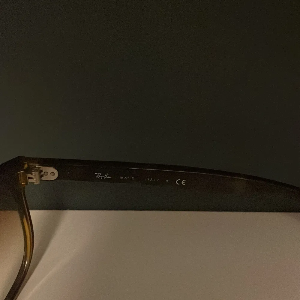 Säljer ett par Ray-Ban Boyfriend-solglasögon i storlek 56/12. De är väldigt stilrena och i bra skick, men texten är något utsuddad (se bild 3). Tyvärr passar de inte mig, vilket är anledningen till försäljningen. Originalfodralet ingår inte, men jag skickar med ett annat glasögonfodral. Hör av dig vid intresse!. Övrigt.