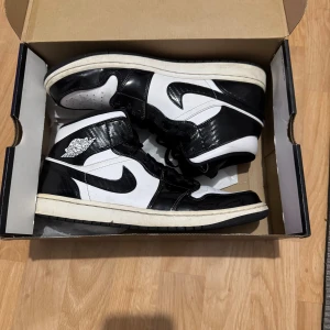  Air Jordans 1 Mid SE ”All Star 2021”  - Säljer ett par klassiska Nike Air Jordans i svart och vitt. Skorna är i mycket bra skick och har en snygg design med snörning och den ikoniska loggan på tungan. Perfekta för både vardag och fest! 🖤Köpt från GOAT och lådan finns.