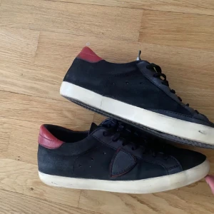 Phillips Model skor - Ett par riktigt schyssta Phillipe Model skor i storlek 42.  Dom är i bra skick och har inga skador eller liknande. Pris kan diskuteras.