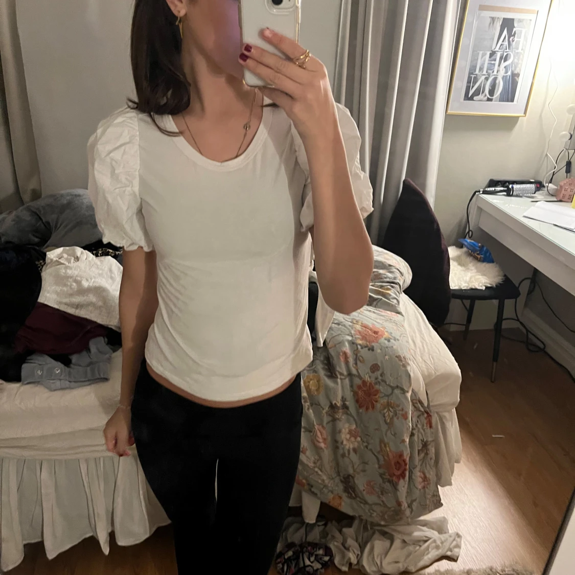 Vit kortärmad topp med puffärmar