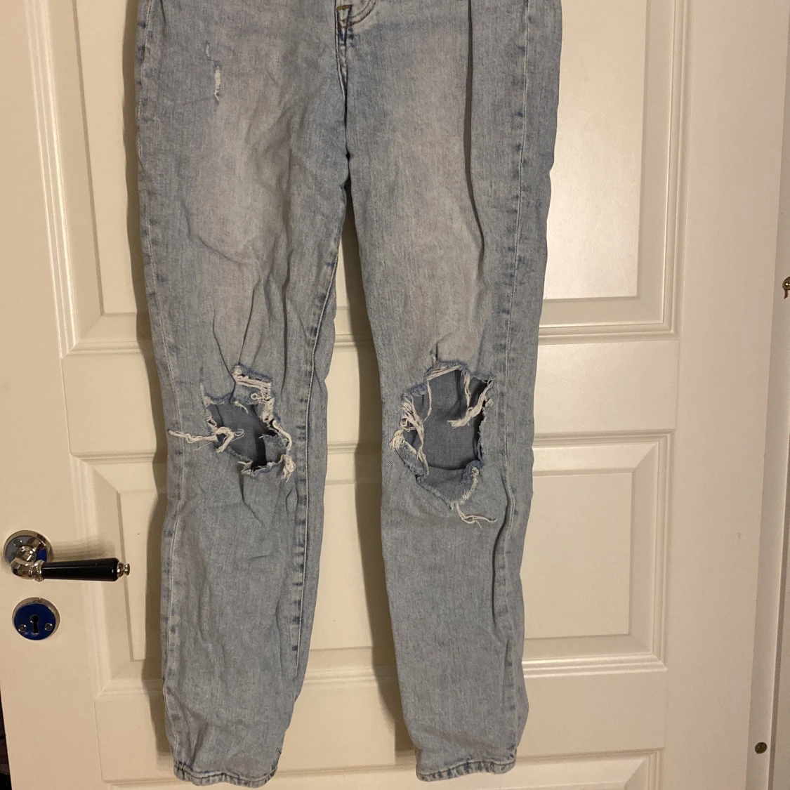 Ljusa jeans med slitningar - 90